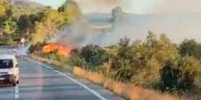 El fuego ha afectado a una zona de matojos cercana a la carretera
