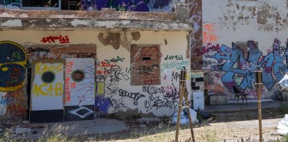 El equipamiento está ubicado sobre el antiguo baluarte de Sant Jeroni, justo al lado del parking Torroja