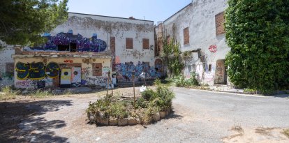 El equipamiento está ubicado sobre el antiguo baluarte de Sant Jeroni, justo al lado del parking Torroja