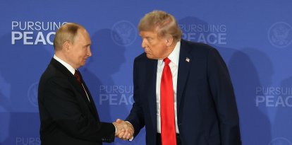 El presidente de Rusia, Vladimir Putin (i), y su homólogo de Estados Unidos, Donald Trump, se saludan al finalizar una declaración conjunta este viernes, en Anchorage