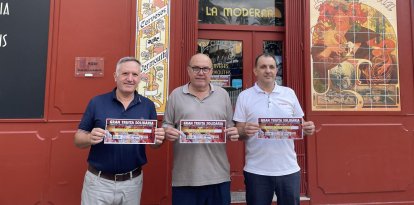 El doctor Juan Bel, Carlos Cabrera i Pedro Esteller, del bar La Moderna, a la Ràpita.
