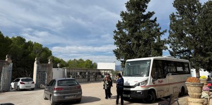 El bus lanzadera haciendo parada en el cementerio de Tortosa