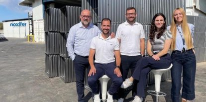 Las dos generaciones de esta empresa familiar, junto a la actual dirección.