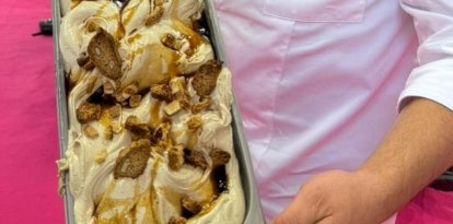 El helado combina turrón de avellanas de Reus, salsa de vermut con naranja y carquinyolis