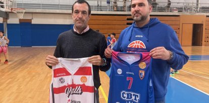 Miki Larraz, entrenador del CB Valls, y Toni Larramona, entrenador del CBT, en el Pavelló del Serrallo.