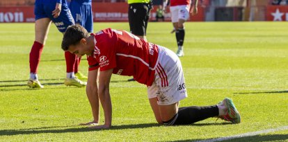 Marcos Baselga se lamenta en el césped del Nou Estadi.