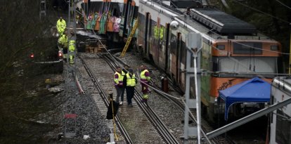 El tren impactó con un talúd que se había desprendido por las fuertes lluvias.