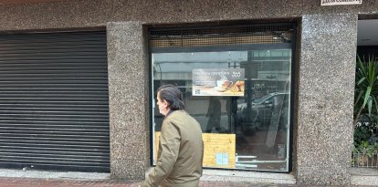 Escaparate del futuro local de la panadería 365 en la Rambla President Lluís Companys de Tarragona