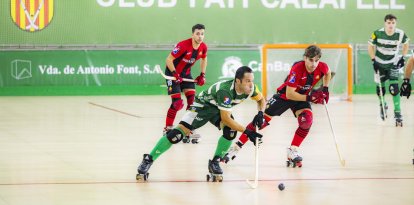 Jepi Selva conduce la bola en el último derbi entre Calafell y Reus en el Joan Ortoll.