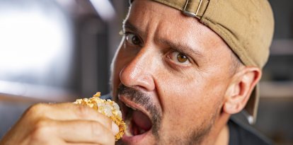 El tono y la estética de Juandi pueden inducir al equívoco. No es un cocinero canallita. Solo es un poco gamberro.
