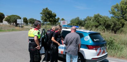 Momento de la detención del conductor implicado en el accidente mortal de un motorista en la T-310 por un homicidio imprudente grave