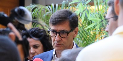 El presidente de la Generalitat, Salvador Illa, atendiendo a los medios desde Pekín