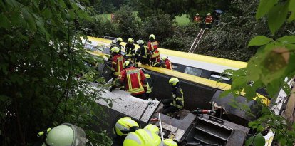 Imagen de los servicios de emergencia junto al tren descarrilado