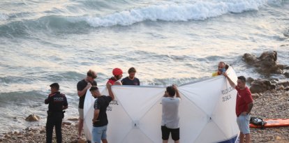 Gente que ha ayudado a salvar a los ahogados, servicios de emergencias y Mossos, en la playa Llarga.