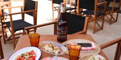 El Fènix, una terraza para comer, beber y resguardarse del calor urbano.
