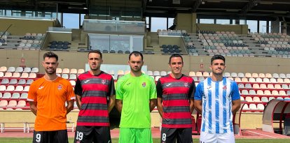 Los jugadores del Reus posan con las nuevas camisetas.