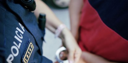 agente mossos d'esquadra esposas detención amposta