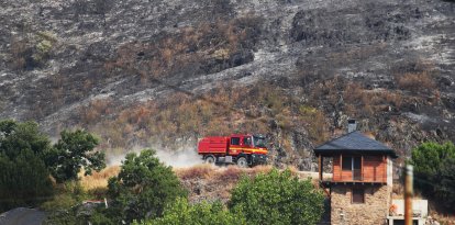 Imagen de los bomberos durante los trabajos de extinción del incendio de León