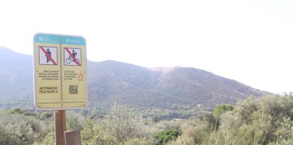Un cartel prohíbe la entrada a pie y en bicicleta en el Parc Natural del Cap de Creus