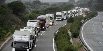 Retención de camiones en la AP-7 entre Freginals y L’Aldea