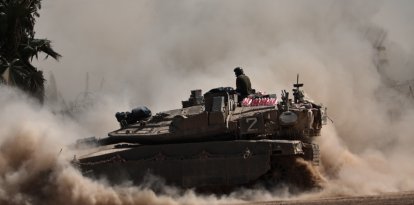 Tanques israelíes desplegados a lo largo de la frontera entre Israel y Gaza, en el sur de Israel