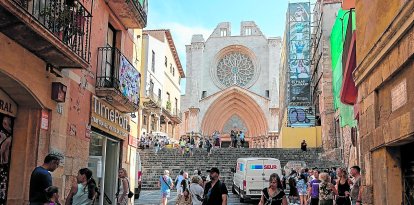 La calle Major es durante estos meses uno de los ejes más transitados.