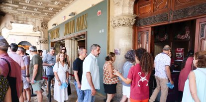 Cua de visitants a la porta de la Casa Navàs, imatge habitual durant les hores de més concurrència.