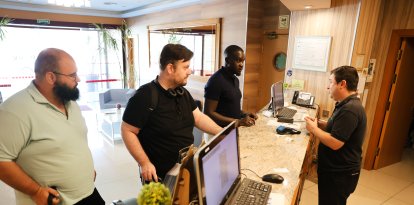 Turistes a la recpeció de l’Hotel Reus Park.