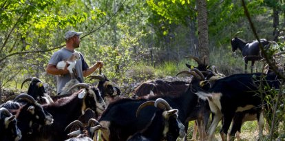 El pastor Iñaki Pontón, que forma parte del proyecto, en Mont-ral.