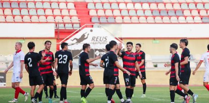 Los rojinegros celebran uno de los dos goles ante el Terrassa.