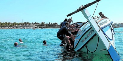 El Bote Salvavidas de Calafell durante una de sus exhibiciones en la Platja de Ponent de Salou, mostrando su particular técnica de giro