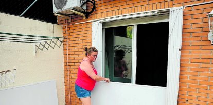 Eva ha intentado frenar la entrada del agua con vallas colocadas en su jardín.