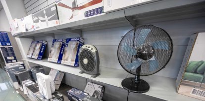 Distintos tipos de ventiladores expuestos en la tienda Ferreté Electrodomèstrics Tarragona de la calle Ramón y Cajal.