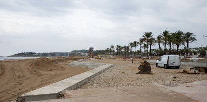 La carretera frente al mar ha desaparecido y, en la parte más cercana a Hipòlit Lázaro, se ven ya los primeros muros-grada del paseo.