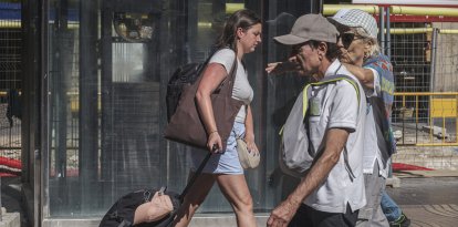 Turistas caminando por Barcelona