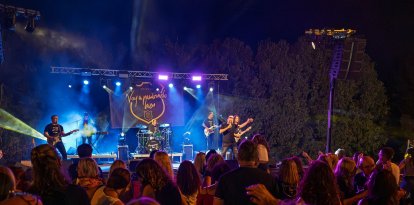 Un dels moments destacats de la FiraBirra, l’actuació del grup Tributo a Hombres G.