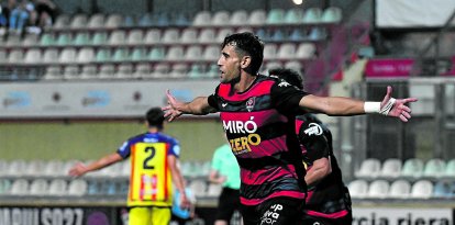 Casals celebra su primer gol de la temporada en el Municipal de Reus.