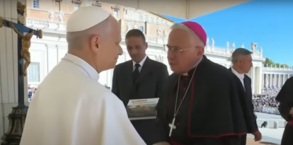 El papa León XIV con el arzobispo de Tarragona