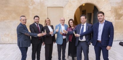 El brindis entre los alcaldes.