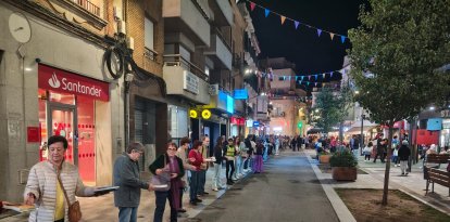 Un tramo de la cadena humana para el traslado de libros