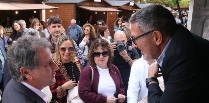El conseller d'Empresa i Treball, Miquel Sàmper, saludant l'alcalde de Batea, Joaquim Paladella, a la festa del Vi de Gandesa.