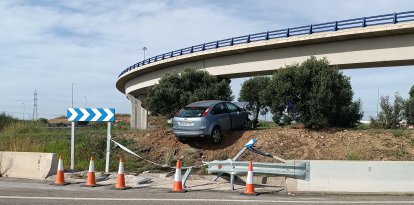 El coche circulaba por la T-11y terminó rompiendo la valla y parando en el terraplén de seguridad.