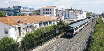 El tren a su paso por Calafell.