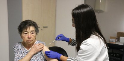 Una mujer vacunándose.