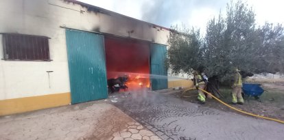 Bombers ha apagado el fuego, que se ha conocido a las 8 de esta mañana de martes.