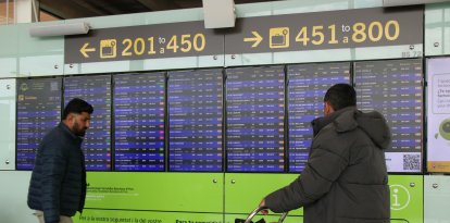 Imagen de dos usuarios en el aeropuerto de El Prat