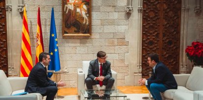 El president atiende al alcalde de Cunit, Jaume Casañas (d).