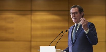 El Presidente de la CEOE, Antonio Garamendi, durante su intervención este viernes en la cumbre empresarial organizada por la patronal alavesa SEA en donde ha acusado al Gobierno de aplicar el 