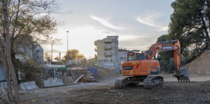 La pasarela ya se ha demolido y el terreno se preparará la reordenación del tráfico.