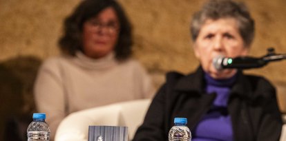 El abuelo de Montserrat Giné (aparece en la foto en blanco y negro) sigue en una fosa común de Tarragona.